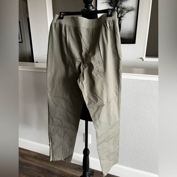 Chico’s Army Green Pull On Utility Pant - NWOT - Small / Chico’s size 0.5 - Picture 3 of 6